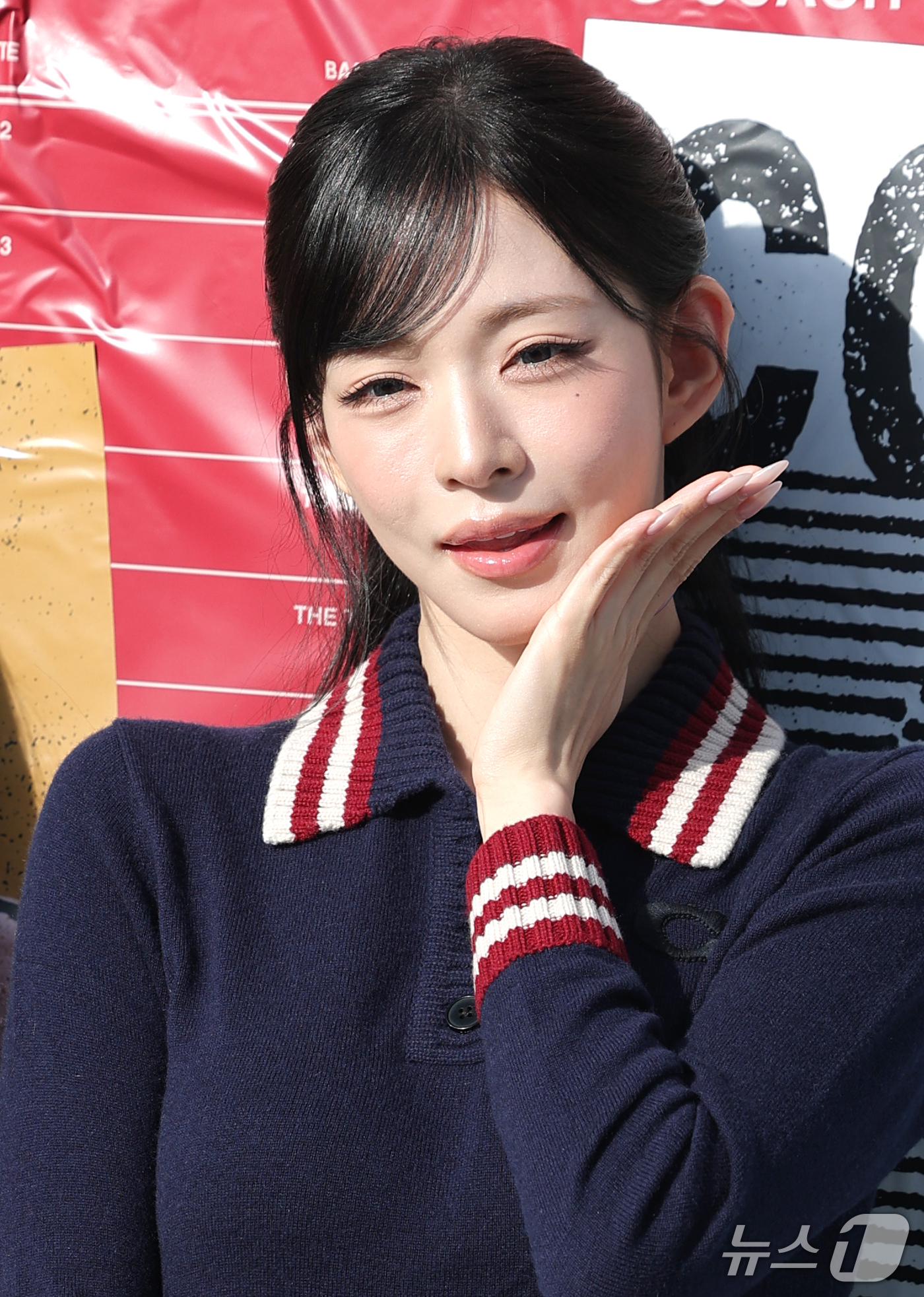 (서울=뉴스1) 권현진 기자 = 프로미스나인 이채영이 19일 서울 성동구 성수동 무신사스페이스 서울숲에서 열린 ‘코치 LIVE YOUR STORY 팝업 스토어 오픈 기념 포토콜’에 …
