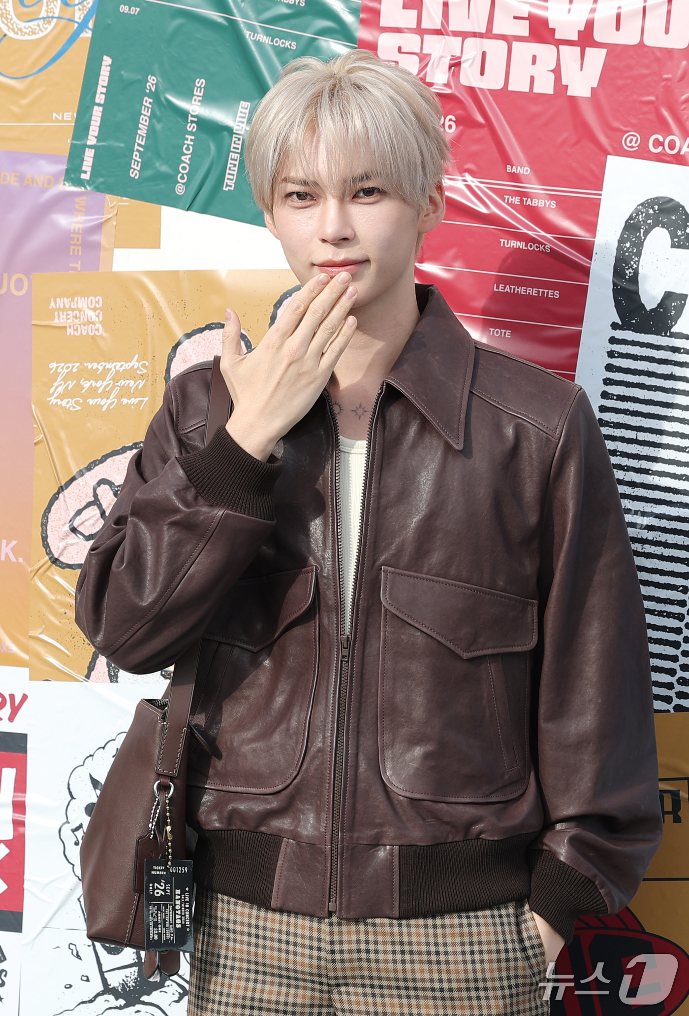 (서울=뉴스1) 권현진 기자 = 제로베이스원 성한빈이 19일 서울 성동구 성수동 무신사스페이스 서울숲에서 열린 ‘코치 LIVE YOUR STORY 팝업 스토어 오픈 기념 포토콜’에 …