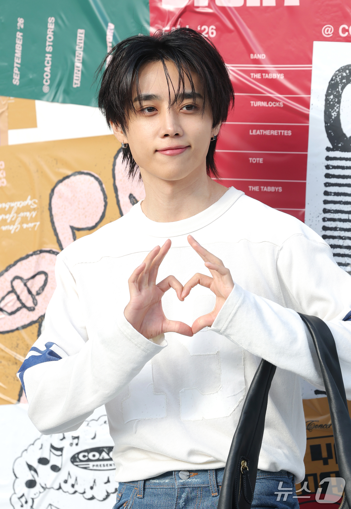 (서울=뉴스1) 권현진 기자 = 더보이즈 선우가 19일 서울 성동구 성수동 무신사스페이스 서울숲에서 열린 ‘코치 LIVE YOUR STORY 팝업 스토어 오픈 기념 포토콜’에 참석 …