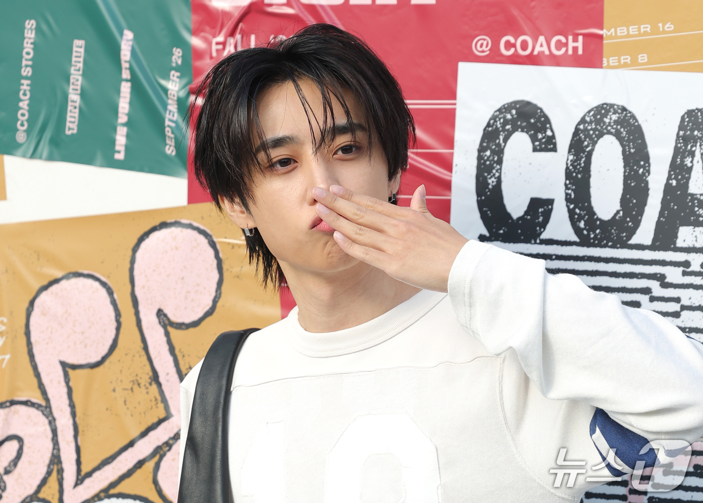 (서울=뉴스1) 권현진 기자 = 더보이즈 선우가 19일 서울 성동구 성수동 무신사스페이스 서울숲에서 열린 ‘코치 LIVE YOUR STORY 팝업 스토어 오픈 기념 포토콜’에 참석 …