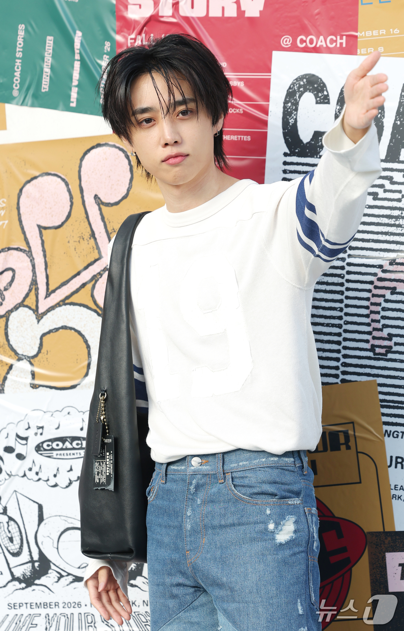 (서울=뉴스1) 권현진 기자 = 더보이즈 선우가 19일 서울 성동구 성수동 무신사스페이스 서울숲에서 열린 ‘코치 LIVE YOUR STORY 팝업 스토어 오픈 기념 포토콜’에 참석 …