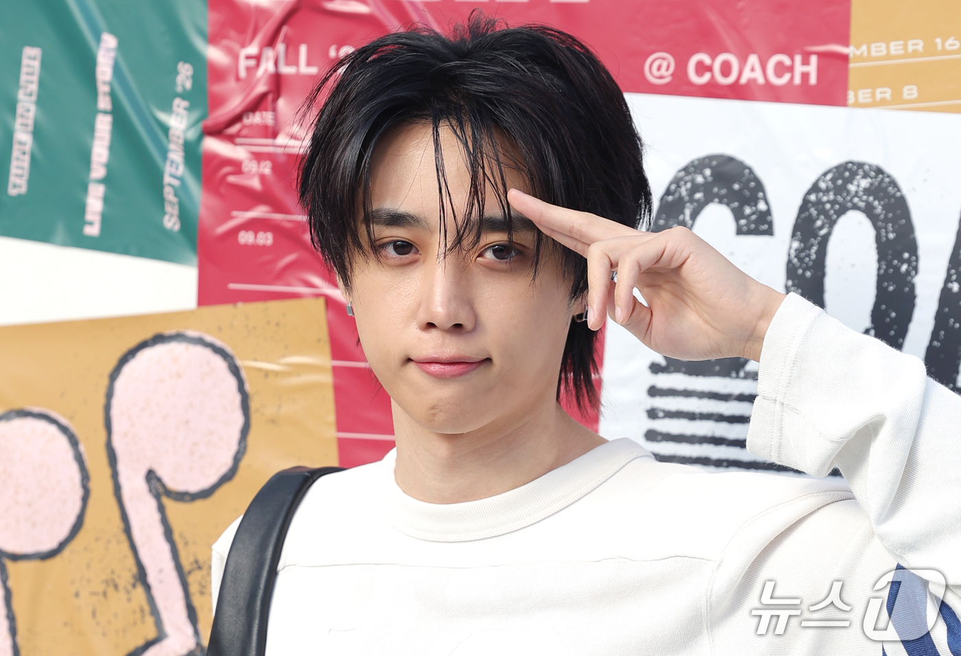 (서울=뉴스1) 권현진 기자 = 더보이즈 선우가 19일 서울 성동구 성수동 무신사스페이스 서울숲에서 열린 ‘코치 LIVE YOUR STORY 팝업 스토어 오픈 기념 포토콜’에 참석 …