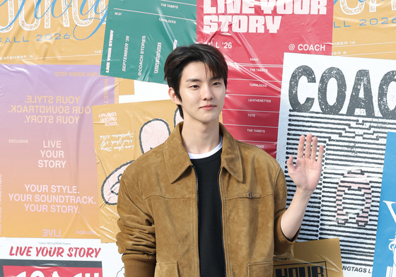 더보이즈 큐, 빛나는 손 인사