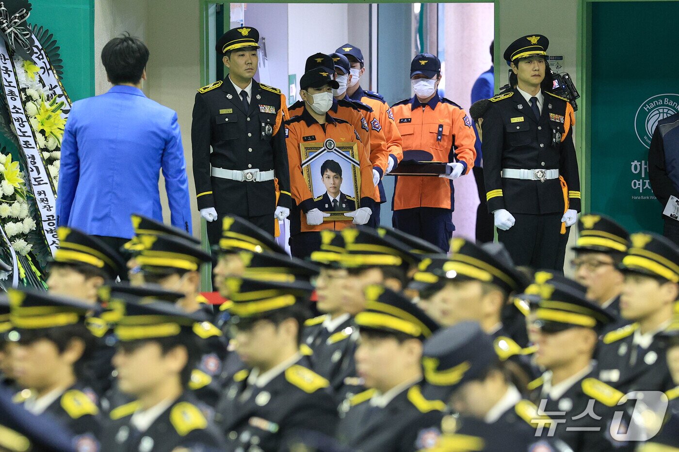 본문 이미지 - 19일 경기도 부천 원미구 부천체육관에 고(故) 김진석 소방위의 영결식이 엄수되고 있다. 고 김 소방위는 지난 16일 부천의 한 공장에서 발생한 화재를 진압하기 위해 가장 먼저 현장에 투입된 소방대원 중 한 명이다. (공동취재) 2026.10.19 ⓒ 뉴스1 구윤성 기자