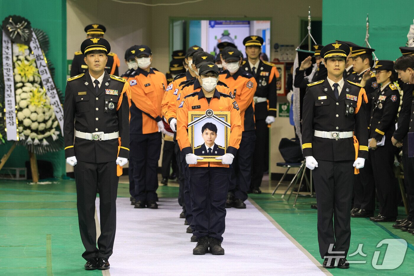 본문 이미지 - 19일 경기도 부천 원미구 부천체육관에 고(故) 김진석 소방위의 영결식이 엄수되고 있다. 고 김 소방위는 지난 16일 부천의 한 공장에서 발생한 화재를 진압하기 위해 가장 먼저 현장에 투입된 소방대원 중 한 명이다. (공동취재) 2026.10.19 ⓒ 뉴스1 구윤성 기자