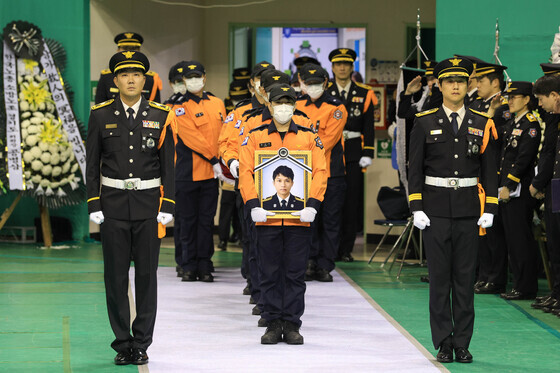 "함께해서 행복, 이제 편히 쉬십시오"…김진석 소방위, 눈물 속 영결식