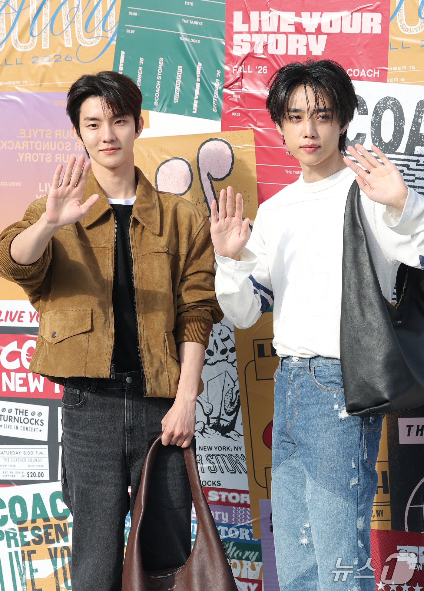 (서울=뉴스1) 권현진 기자 = 배우 지창민(더보이즈 큐)과 선우(오른쪽)이 19일 서울 성동구 성수동 무신사스페이스 서울숲에서 열린 ‘코치 LIVE YOUR STORY 팝업 스토 …