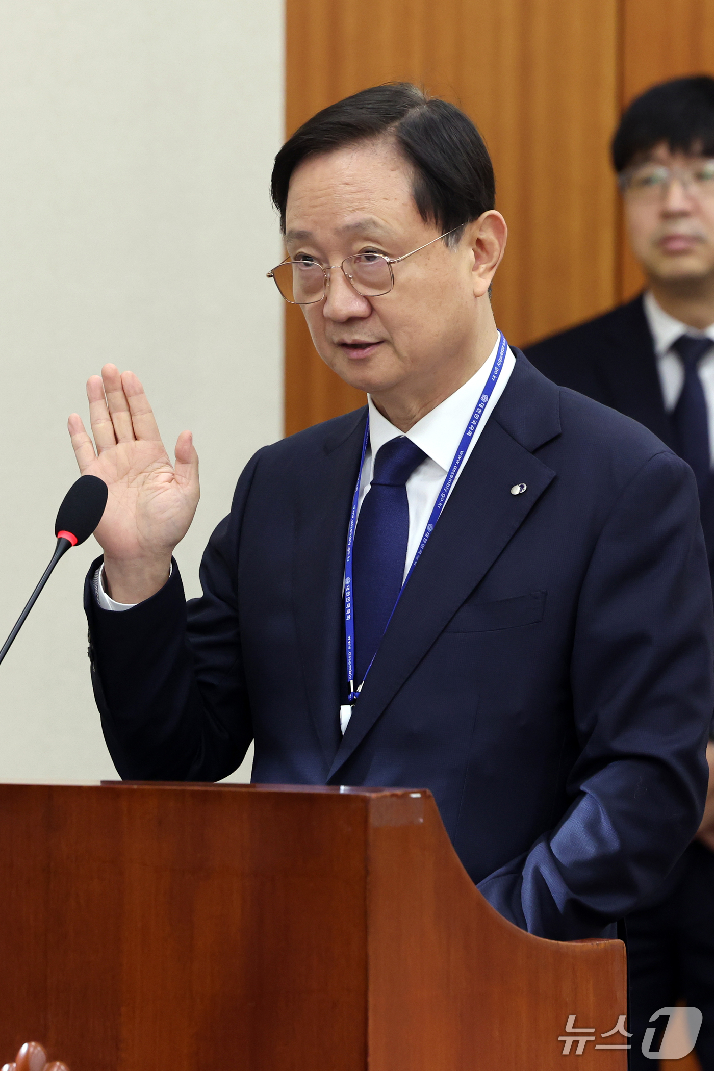 (서울=뉴스1) 황기선 기자 = 이찬진 금융감독원장이 19일 서울 여의도 국회 정무위원회에서 열린 금융감독원 등에 대한 국정감사에서 선서를 하고 있다.  2026.10.19/뉴스1 …