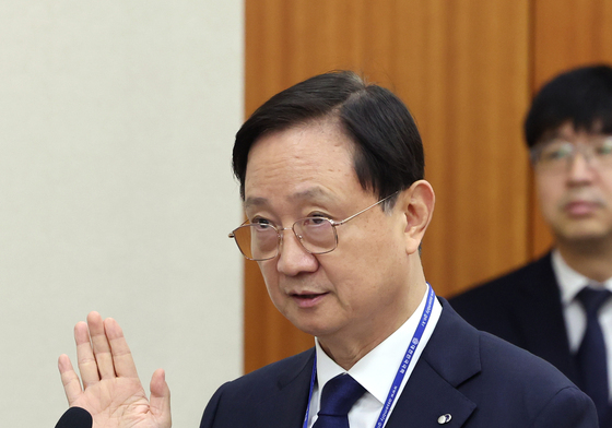 [국감] 선서하는 이찬진 금융감독원장