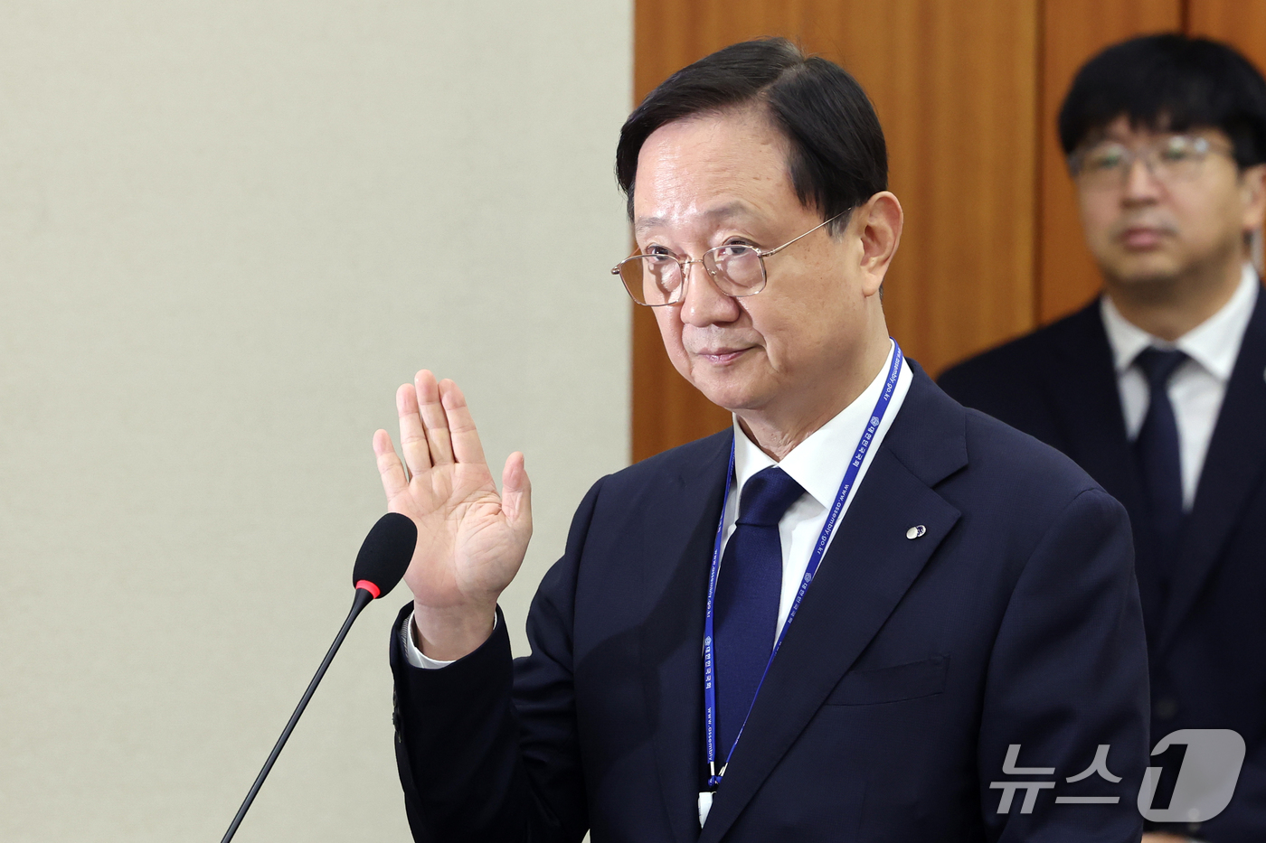 (서울=뉴스1) 황기선 기자 = 이찬진 금융감독원장이 19일 서울 여의도 국회 정무위원회에서 열린 금융감독원 등에 대한 국정감사에서 선서를 하고 있다.  2026.10.19/뉴스1 …