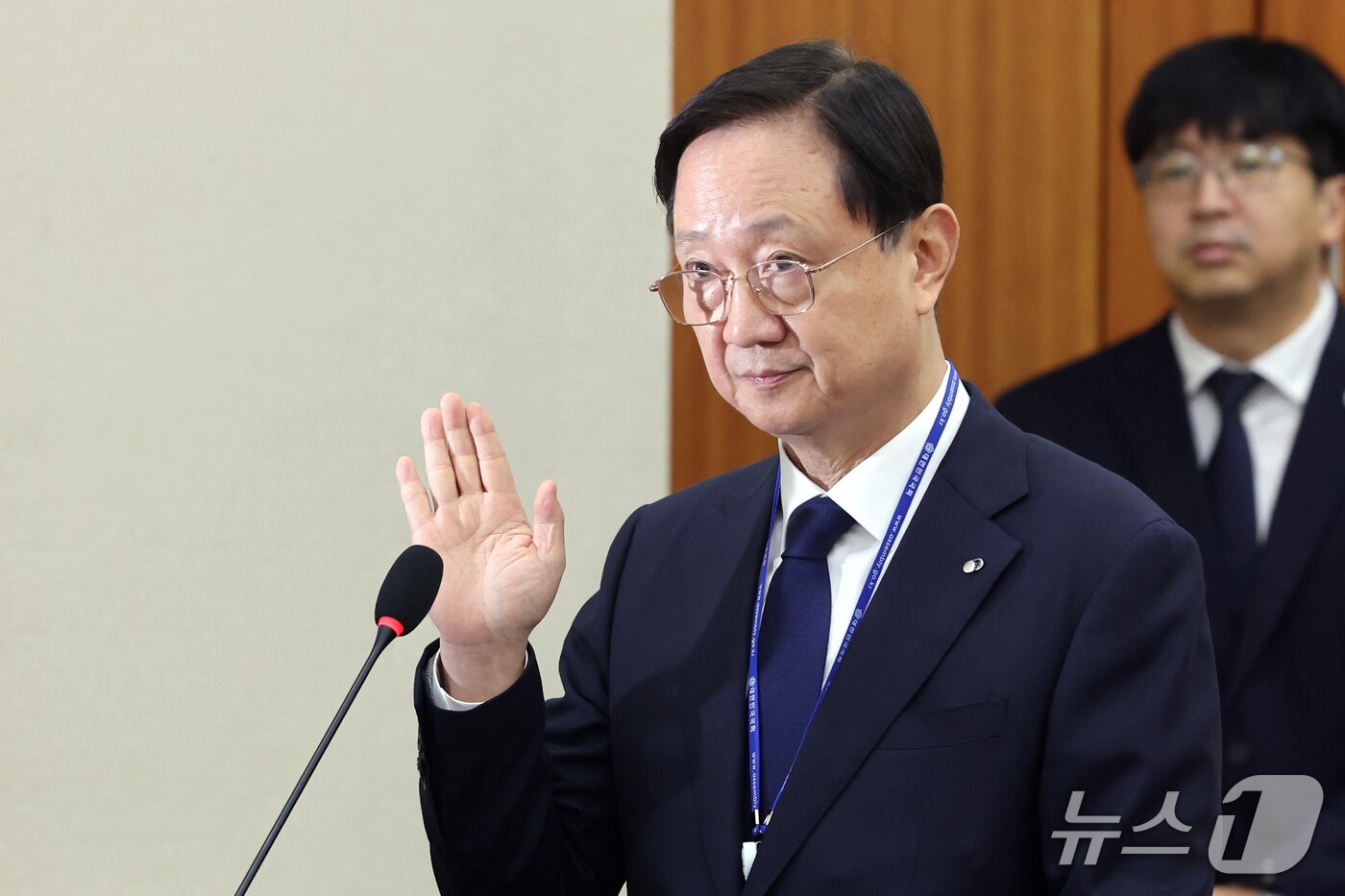 본문 이미지 - 이찬진 금융감독원장이 19일 서울 여의도 국회 정무위원회에서 열린 금융감독원 등에 대한 국정감사에서 선서를 하고 있다. 2026.10.19 ⓒ 뉴스1 황기선 기자