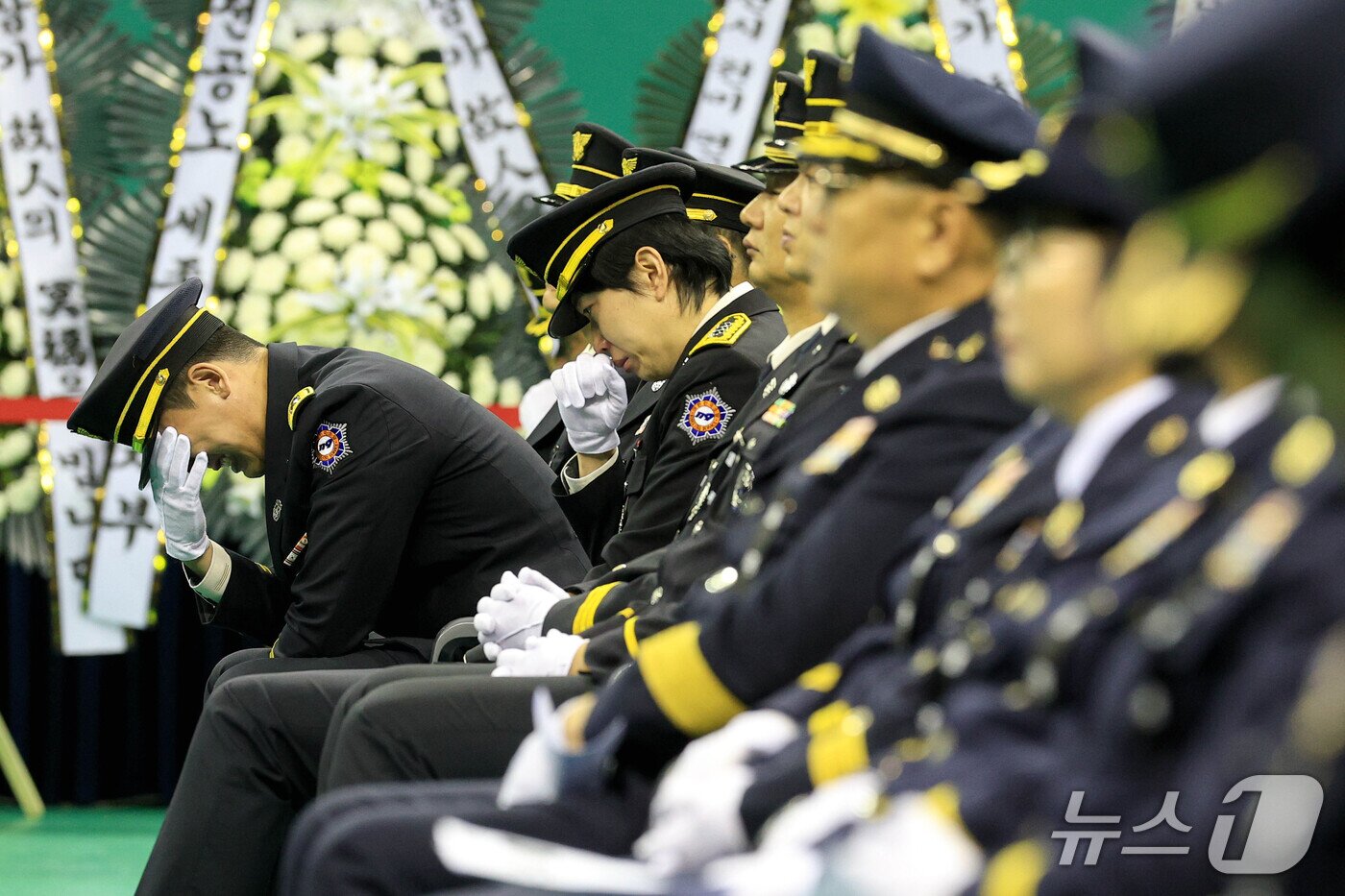 본문 이미지 - 19일 경기도 부천 원미구 부천체육관에 열린 '고(故) 김진석 소방위 영결식'에서 동료들이 오열하고 있다. 고 김 소방위는 지난 16일 부천의 한 공장에서 발생한 화재를 진압하기 위해 가장 먼저 현장에 투입된 소방대원 중 한 명이다. (공동취재) 2026.10.19 ⓒ 뉴스1 구윤성 기자