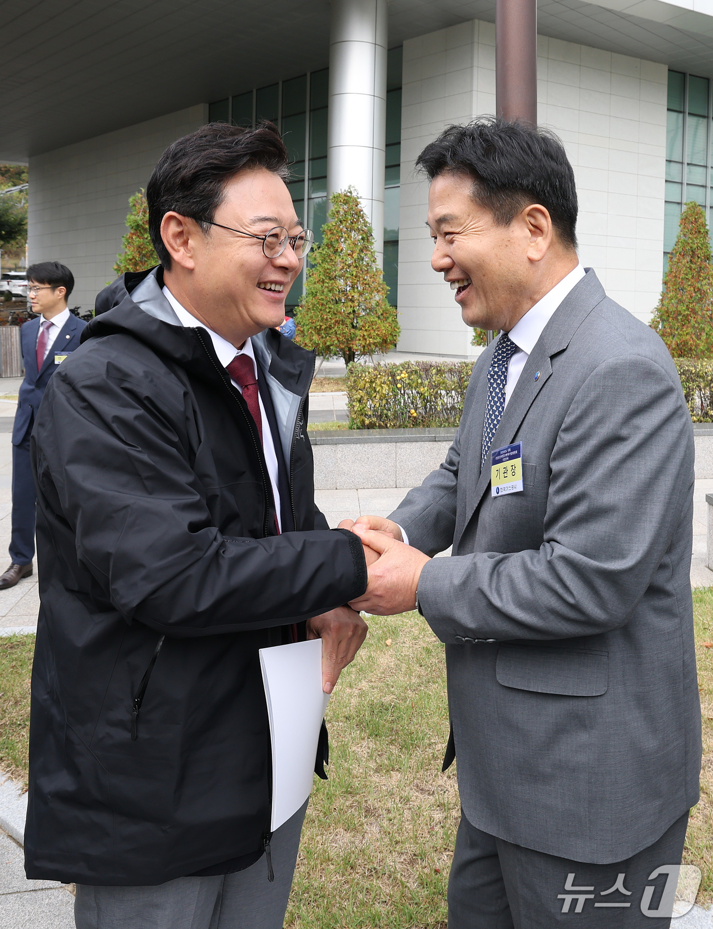 (대구=뉴스1) 공정식 기자 = 홍의락 한국가스공사 사장이 19일 오전 대구 동구 한국가스공사 본사에서 열리는 2026년도 국회 산자중기위원회의 국정감사를 앞두고 의원들과 인사 나 …