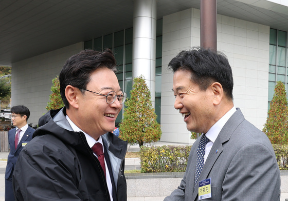 [국감] 국감 의원과 인사 나누는 홍의락 한국가스공사 사장