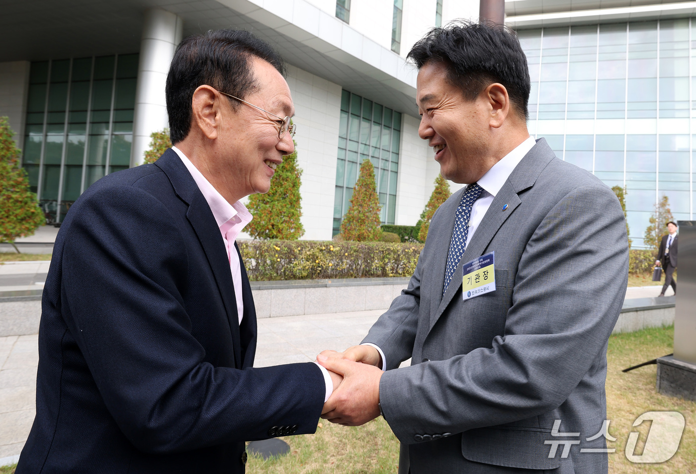 (대구=뉴스1) 공정식 기자 = 홍의락 한국가스공사 사장이 19일 오전 대구 동구 한국가스공사 본사에서 열리는 2026년도 국회 산자중기위원회의 국정감사를 앞두고 의원들과 인사 나 …