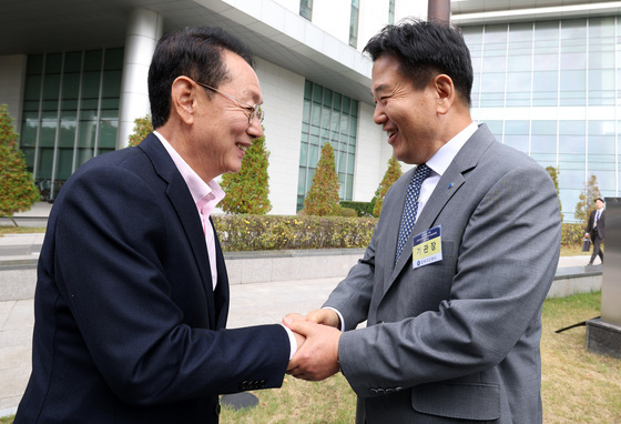 [국감] 국감 의원과 인사 나누는 홍의락 한국가스공사 사장