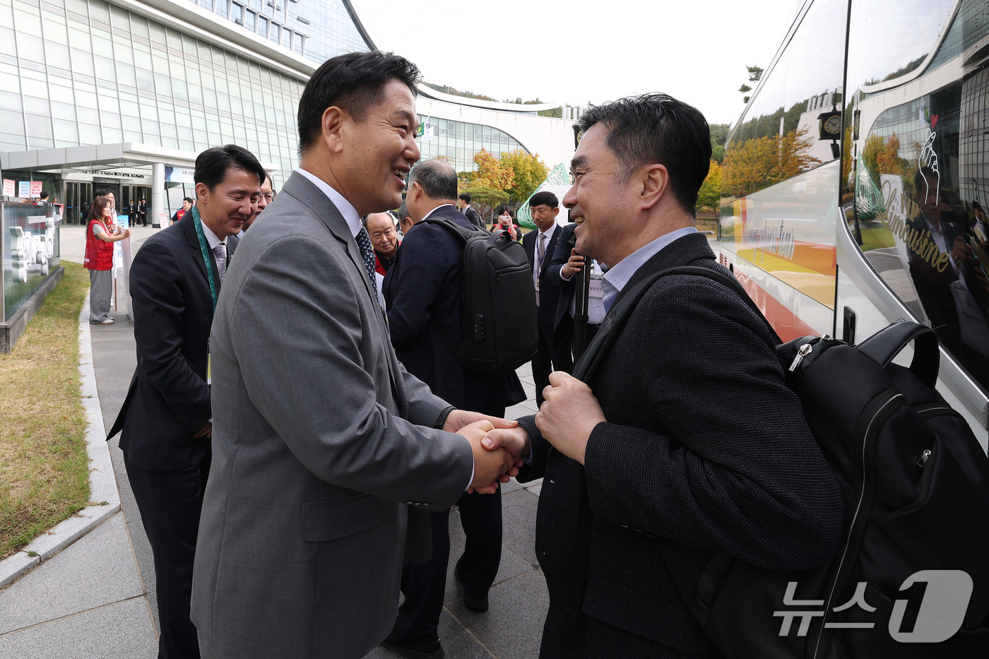 (대구=뉴스1) 공정식 기자 = 홍의락 한국가스공사 사장이 19일 오전 대구 동구 한국가스공사 본사에서 열리는 2026년도 국회 산자중기위원회의 국정감사를 앞두고 의원들과 인사 나 …