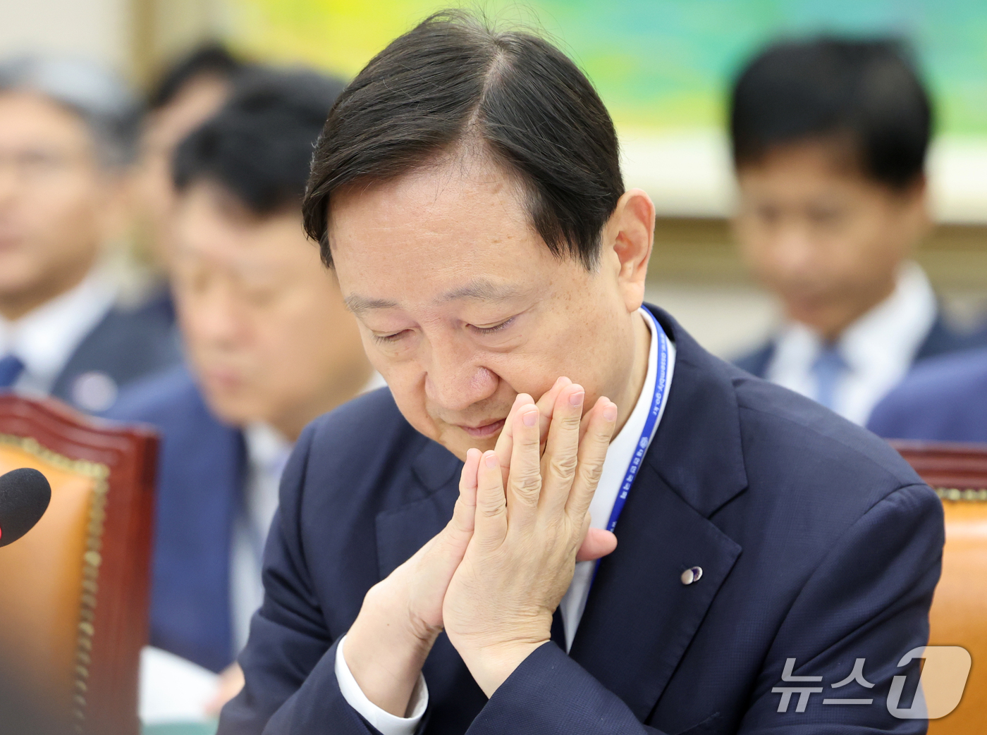 (서울=뉴스1) 황기선 기자 = 이찬진 금융감독원장이 19일 서울 여의도 국회 정무위원회에서 열린 금융감독원 등에 대한 국정감사에서 생각에 잠겨 있다.  2026.10.19/뉴스1 …
