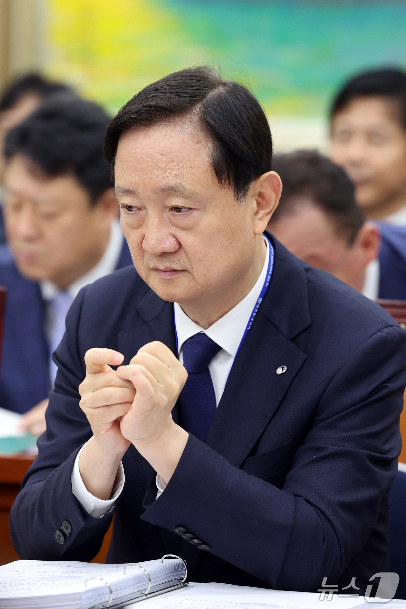 (서울=뉴스1) 황기선 기자 = 이찬진 금융감독원장이 19일 서울 여의도 국회 정무위원회에서 열린 금융감독원 등에 대한 국정감사에서 생각에 잠겨 있다.  2026.10.19/뉴스1 …