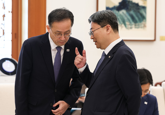 대화하는 이형일 부총리·하준경 정책실장