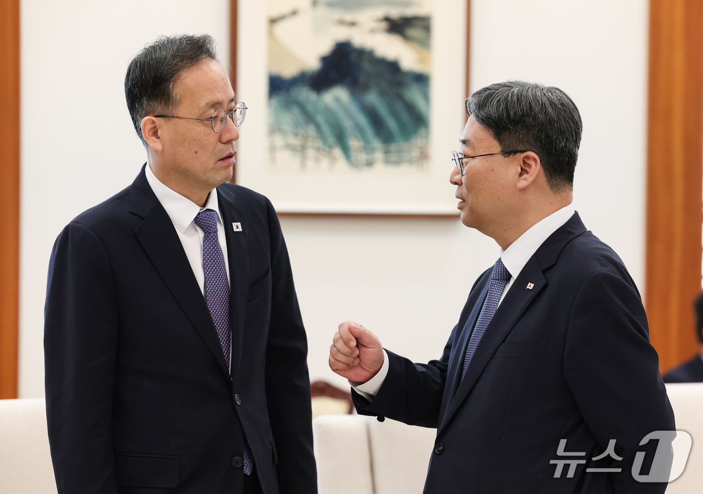 (서울=뉴스1) 허경 기자 = 이형일 부총리 겸 재정경제부 장관과 하준경 정책실장이 19일 청와대에서 이재명 대통령과 아제이 방가 세계은행그룹(WBG) 총재 접견에 앞서 대화를 하 …
