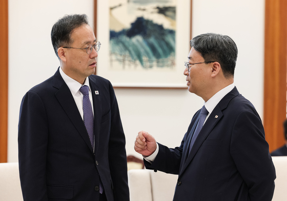 대화하는 이형일 부총리·하준경 정책실장