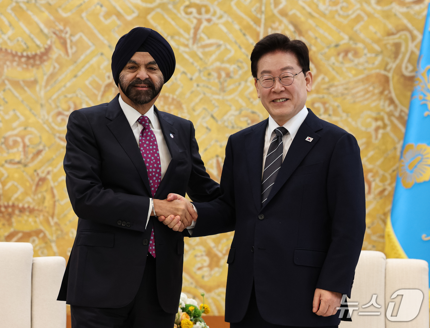 (서울=뉴스1) 허경 기자 = 이재명 대통령이 19일 청와대에서 아제이 방가 세계은행그룹(WBG) 총재를 접견하고 있다. 2026.10.19/뉴스1