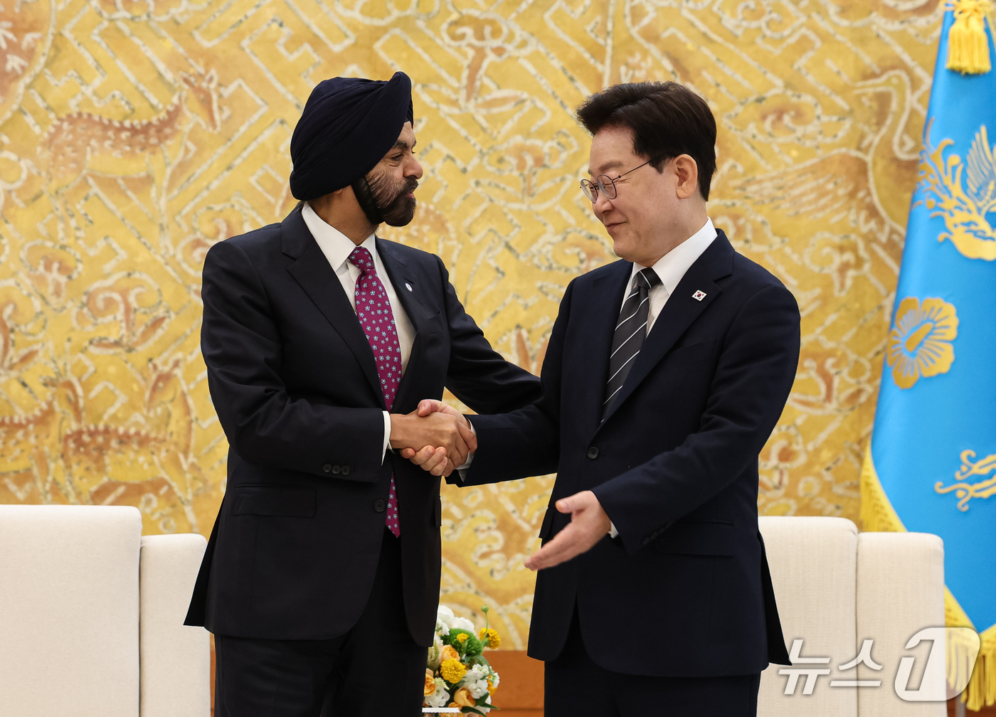 (서울=뉴스1) 허경 기자 = 이재명 대통령이 19일 청와대에서 아제이 방가 세계은행그룹(WBG) 총재를 접견하고 있다. 2026.10.19/뉴스1