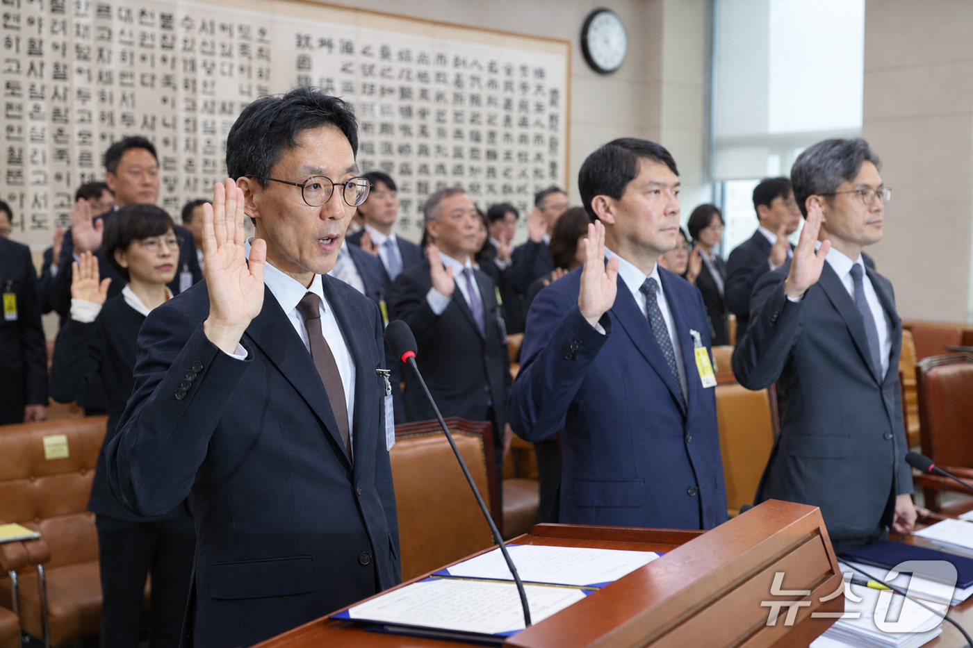 (서울=뉴스1) 신웅수 기자 = 정용환 서울광역공소청장 직무대리가 19일 서울 여의도 국회에서 열린 법제사법위원회의 서울광역공소청 등에 대한 국정감사에서 증인 선서를 하고 있다. …