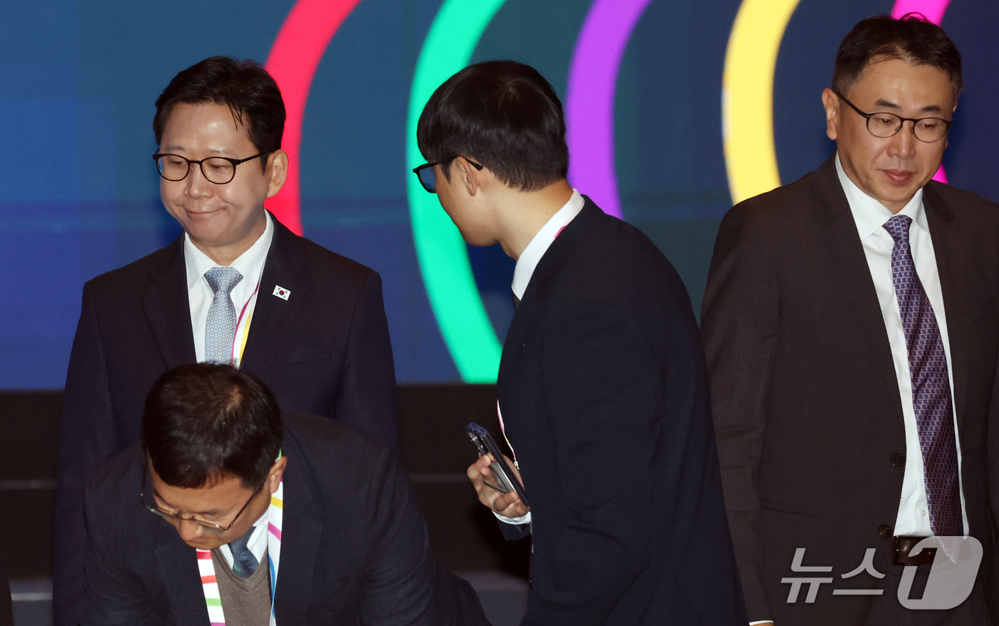 (서울=뉴스1) 김명섭 기자 = 배경훈 부총리 겸 과학기술정보통신부 장관과 김상부 세계은행 부총재가 19일 서울 용산구 그랜드하얏트 서울에서 열린 글로벌 AI & 디지털 장관회의에 …