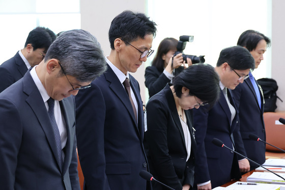 [국감] 고 김진석 소방위 추모하는 정용환 직무대리
