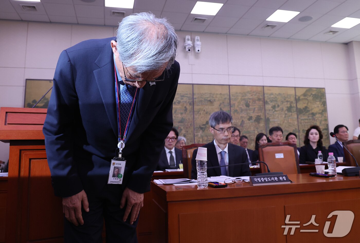 본문 이미지 - 유홍준 국립중앙박물관장이 19일 서울 여의도 국회에서 열린 문화체육관광위원회의 국립중앙박물관 등에 대한 국정감사에서 업무보고를 하기 전 친일반민족행위자의 글씨를 독립운동가의 유묵으로 잘못 전시한 데 대해 고개 숙여 사과하고 있다. 2026.10.19 ⓒ 뉴스1 김성진 기자