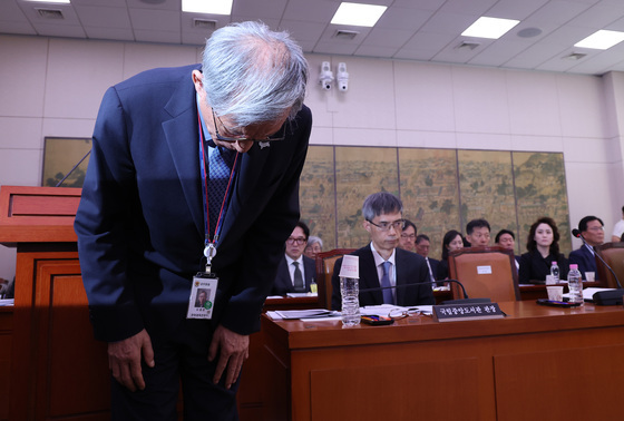 [뉴스1 PICK] 두 번 고개 숙인 유홍준 "제 불찰로 박물관 신뢰 무너져"