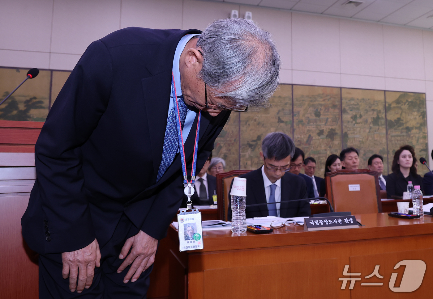 (서울=뉴스1) 김성진 기자 = 유홍준 국립중앙박물관장이 19일 서울 여의도 국회에서 열린 문화체육관광위원회의 국립중앙박물관 등에 대한 국정감사에서 업무보고를 하기 전 친일반민족행 …