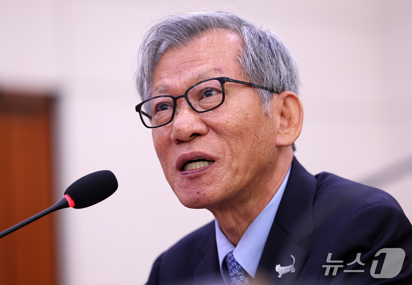 (서울=뉴스1) 김성진 기자 = 유홍준 국립중앙박물관장이 19일 서울 여의도 국회에서 열린 문화체육관광위원회의 국립중앙박물관 등에 대한 국정감사에서 최민희 더불어민주당 의원의 질의 …
