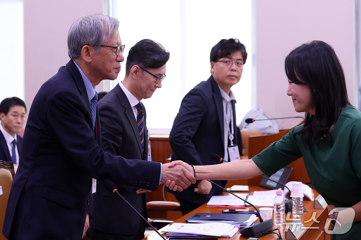 (서울=뉴스1) 김성진 기자 = 유홍준 국립중앙박물관장이 19일 서울 여의도 국회에서 열린 문화체육관광위원회의 국립중앙박물관 등에 대한 국정감사에서 이재정 문화체육관광위원회 위원장 …