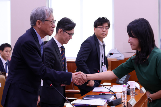 [국감] 이재정 위원장과 인사하는 유홍준 국립중앙박물관장