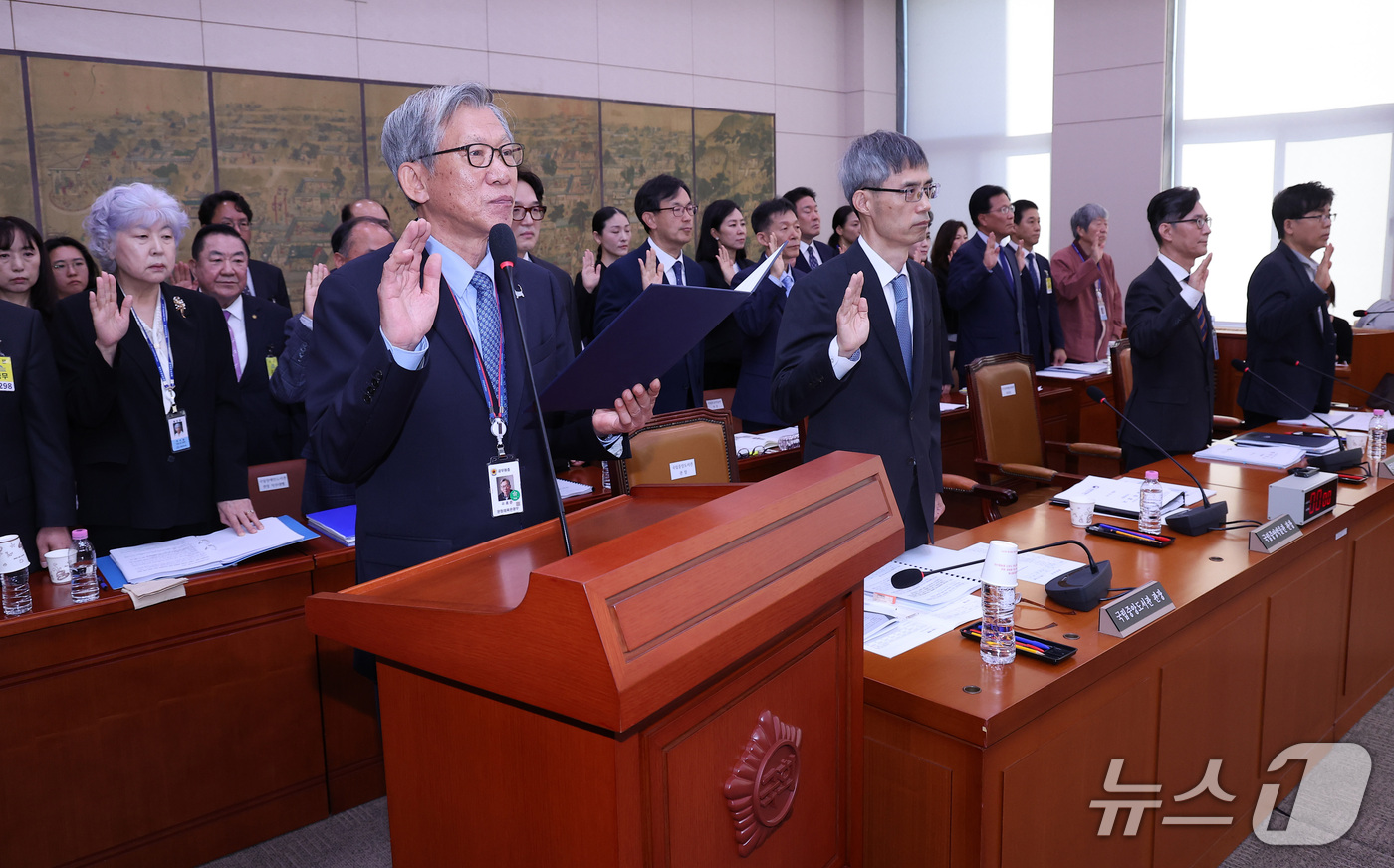 (서울=뉴스1) 김성진 기자 = 유홍준 국립중앙박물관장이 19일 서울 여의도 국회에서 열린 문화체육관광위원회의 국립중앙박물관 등에 대한 국정감사에서 증인 선서를 하고 있다. 202 …