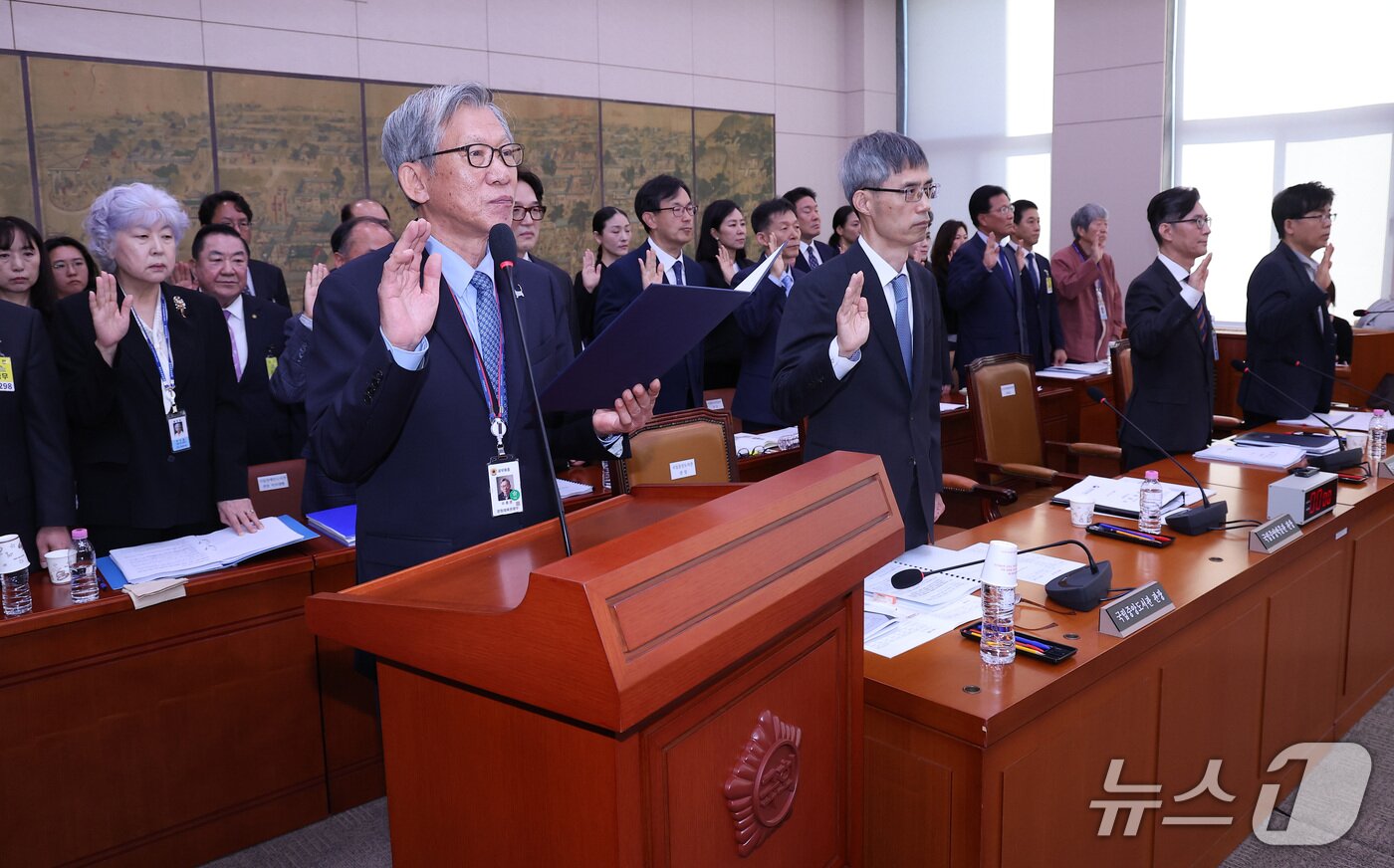 본문 이미지 - 유홍준 국립중앙박물관장이 19일 서울 여의도 국회에서 열린 문화체육관광위원회의 국립중앙박물관 등에 대한 국정감사에서 증인 선서를 하고 있다. 2026.10.19 ⓒ 뉴스1 김성진 기자