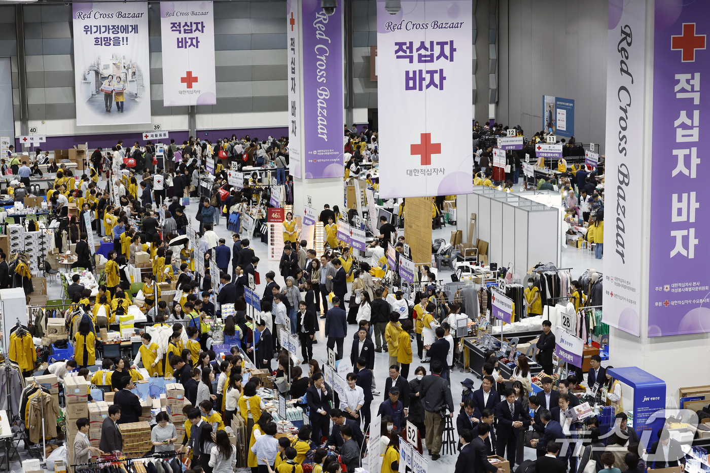 (서울=뉴스1) 박정호 기자 = 19일 오전 서울시 강남구 삼성동 코엑스에서 열린 연말 취약계층 지원 기금 마련을 위한 2026 적십자 바자를 찾은 참석자들이 물건을 고르고 있다. …