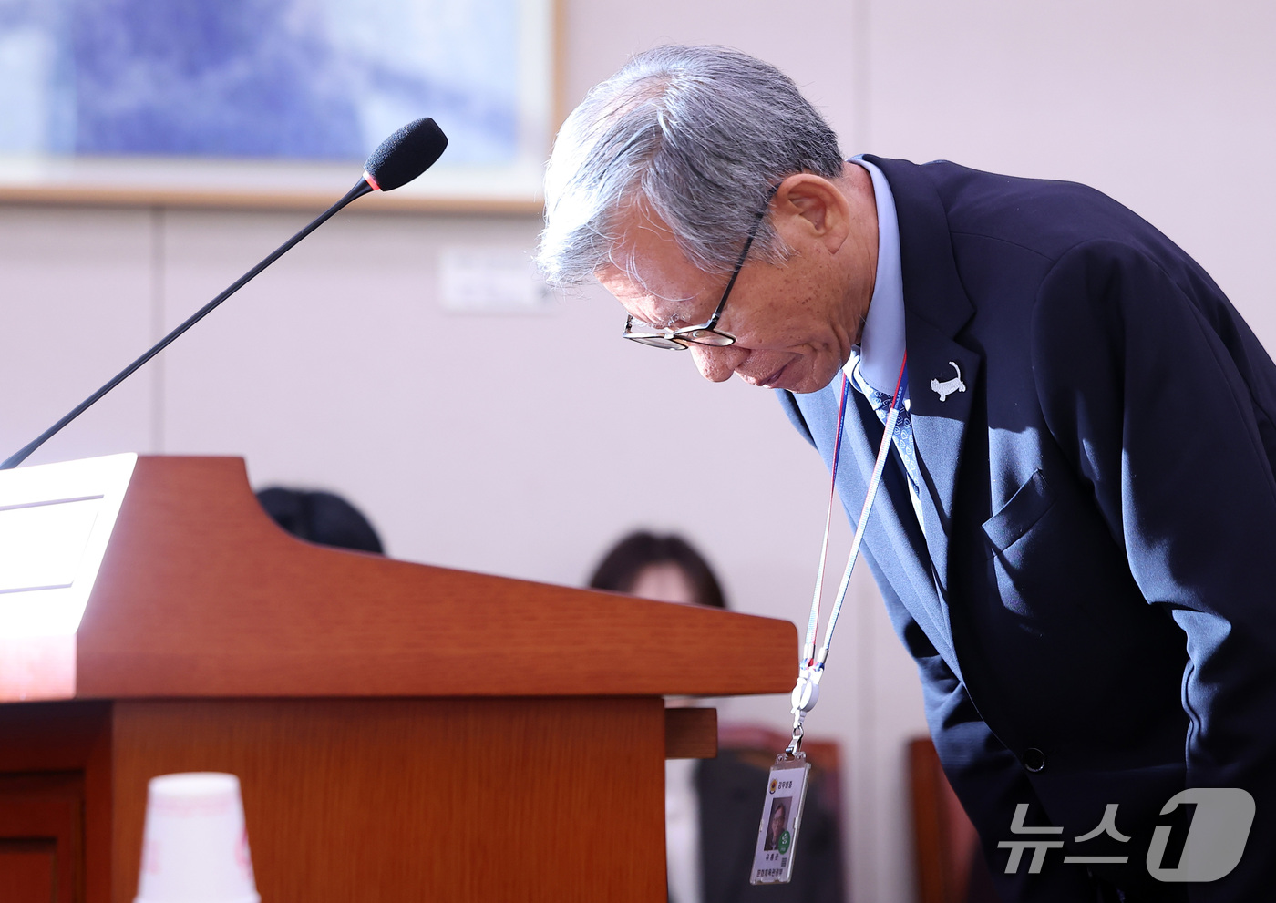 (서울=뉴스1) 김성진 기자 = 유홍준 국립중앙박물관장이 19일 서울 여의도 국회에서 열린 문화체육관광위원회의 국립중앙박물관 등에 대한 국정감사에서 업무 보고를 하기 전 고개 숙여 …