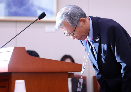 [국감] 업무보고 전 고개 숙인 유홍준 관장