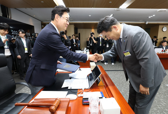 [국감] 선서문 전달하는 홍의락 사장