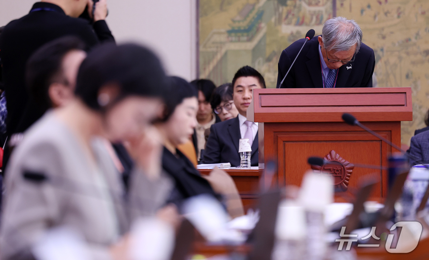 (서울=뉴스1) 김성진 기자 = 유홍준 국립중앙박물관장이 19일 서울 여의도 국회에서 열린 문화체육관광위원회의 국립중앙박물관 등에 대한 국정감사에서 업무 보고를 마친 후 고개 숙여 …