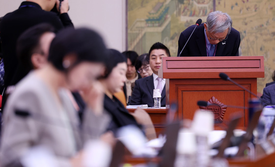 [국감] 고개 숙여 인사하는 유홍준 관장