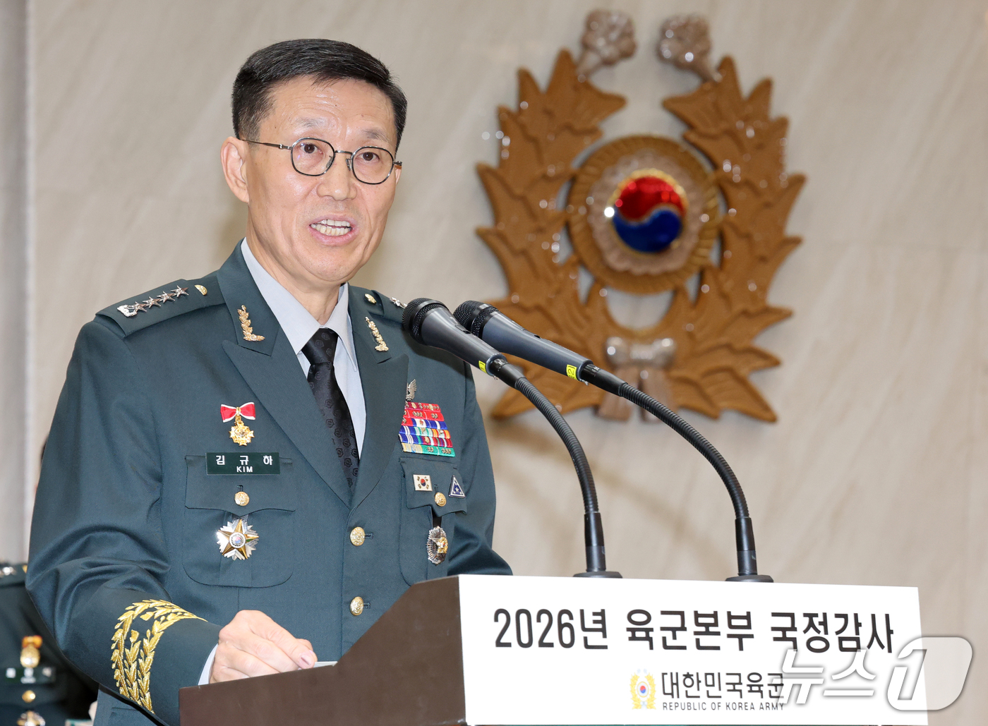 (계룡=뉴스1) 김기태 기자 = 김규하 육군 참모총장이 19일 충남 계룡대에서 열린 국회 국방위원회의 육군본부에 대한 국정감사에서 업무보고를 하고 있다. 2026.10.19/뉴스1 …