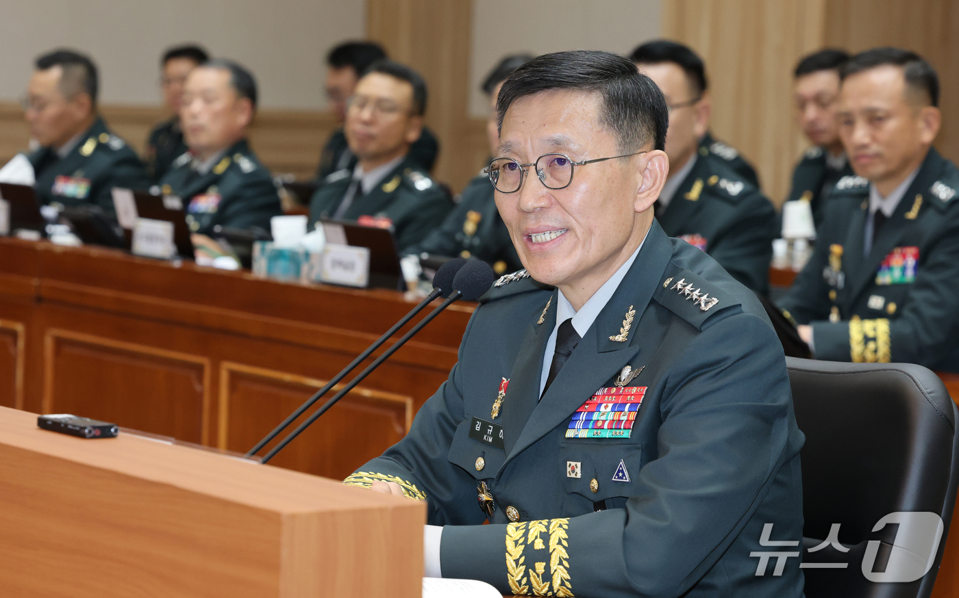 (계룡=뉴스1) 김기태 기자 = 김규하 육군 참모총장이 19일 충남 계룡대에서 열린 국회 국방위원회의 육군본부에 대한 국정감사에서 질의에 답변하고 있다. 2026.10.19/뉴스1 …