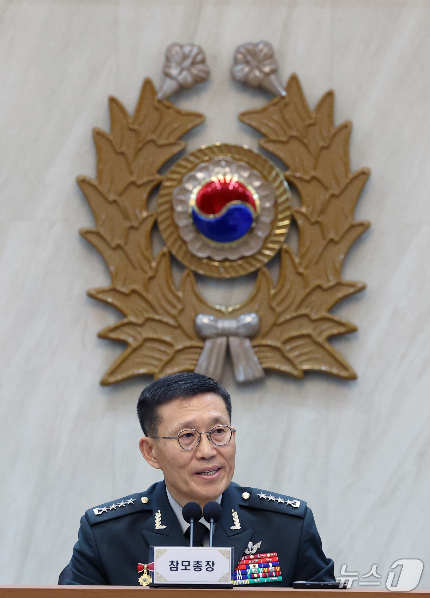 (계룡=뉴스1) 김기태 기자 = 김규하 육군 참모총장이 19일 충남 계룡대에서 열린 국회 국방위원회의 육군본부에 대한 국정감사에서 질의에 답변하고 있다. 2026.10.19/뉴스1 …