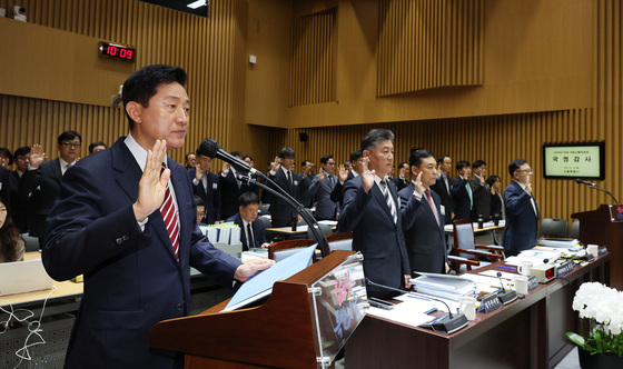 [국감] 증인 선서하는 오세훈 서울시장