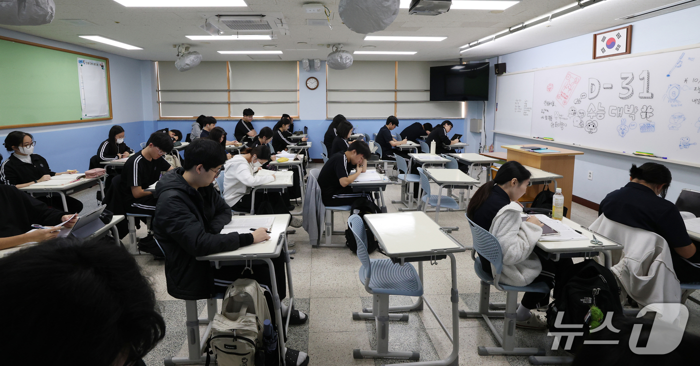 (화성=뉴스1) 김영운 기자 = 2027학년도 대학수학능력시험을 31일 앞둔 19일 경기 화성시 동탄구 동탄고등학교에서 3학년 수험생들이 수능 준비에 매진하고 있다. 2026.10 …
